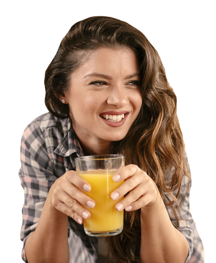 Frau auf Sonnenterasse mit Orangengsaft